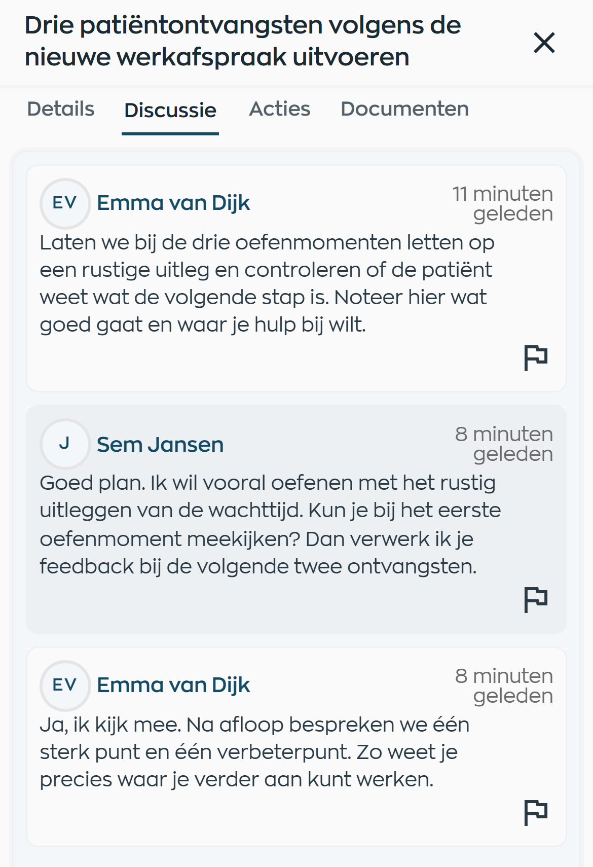 Medewerker en leidinggevende geven feedback in de chat bij een POP-mijlpaal